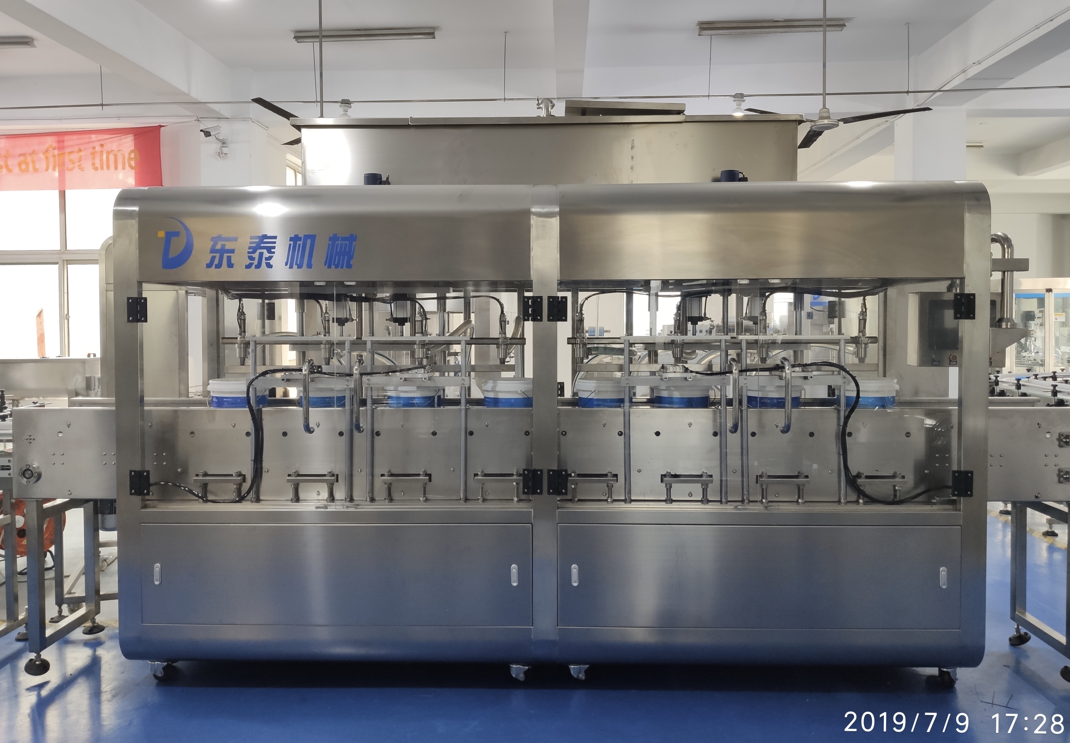 潤(rùn)滑油多頭大桶灌裝機(jī) 先進(jìn)技術(shù)產(chǎn)量高！